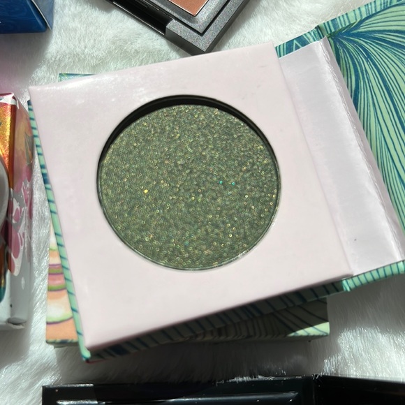 Eyeshadow Bundle: Eyeshadow Singles and Duo - Picture 3 of 4